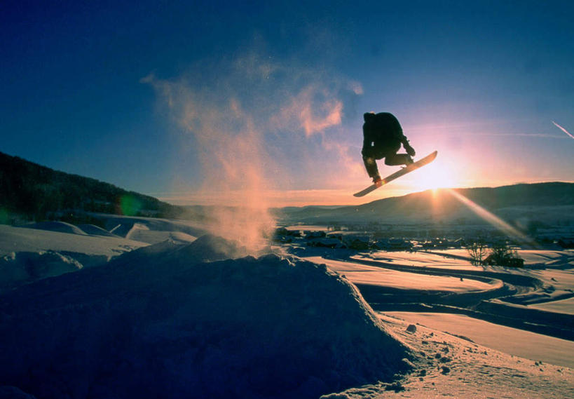 西方人,一个人,跳,横图,室外,白天,正面,锻炼,旅游,度假,运动,美景,日落,太阳,欧洲,美国,欧洲人,仅一个男性,仅一个人,阴影,飞溅,服装,溅,光线,影子,景观,晚霞,霞光,落日,半空,背光,注视,娱乐,运动器械,仅一个年轻男性,衣服,阳光,自然,黄昏,观察,看,享受,休闲,温暖,健身器械,景色,彩霞,放松,服饰,观看,保暖,滑雪板,察看,北美,北美洲,御寒,关注,喷洒,自然风光,室外运动,美洲,健身器材,户外运动,逆光,滑雪服,滑雪装备,科罗拉多州,科罗拉多,北亚美利加洲,亚美利加洲,百年州,夕照,竞技服,旅游服,范尔,范尔滑雪场,冬装,男人,男性,年轻男性,白种人,夕阳,跳跃,彩图,全身,眩光,健身,斜阳,运动器材