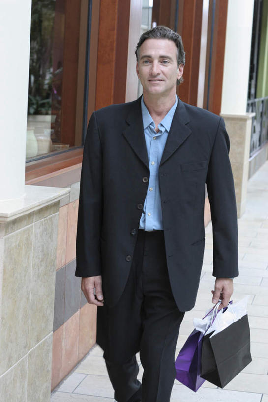 西方人,一个人,商店,走,竖图,室内,白天,正面,西装,购物,消费,窗户,超市,商场,袋子,欧洲,欧洲人,仅一个男性,仅一个人,握,套装,服装,正装,包装袋,手提袋,墙,走道,走廊,过道,购物袋,拿,拿着,注视,职业装,玻璃窗,墙壁,墙面,仅一个年轻男性,衣服,观察,看,握着,金融,百货,服饰,观看,察看,衣着,穿着,购买,关注,选购,贸易,百货公司,血拼,衣饰,男人,男性,年轻男性,白种人,步行,散步,走路,半身,彩图,购物商场,购物中心,商业中心