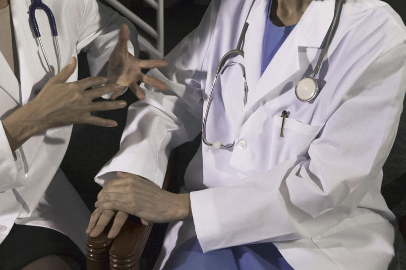 西方人,两个人,伙伴,朋友,医生,坐,横图,俯视,室内,白天,工作服,制服,爱情,友谊,合作,团队,欧洲,欧洲人,阴影,朦胧,模糊,反射,笔,影子,办公用品,钢笔,浪漫,文具,装饰品,戒指,饰品,首饰,听诊器,学习用品,医护人员,医疗人员,恩爱,战略,文具用品,信物,医疗设备,张开五指,权利,医疗器械,医疗工具,联合,合谋,手饰,工作制服,检测工具,配合,协作,年轻女性,女人,女性,白种人,大夫,坐着,半身,彩图,高角度拍摄,工作套服,五指张开