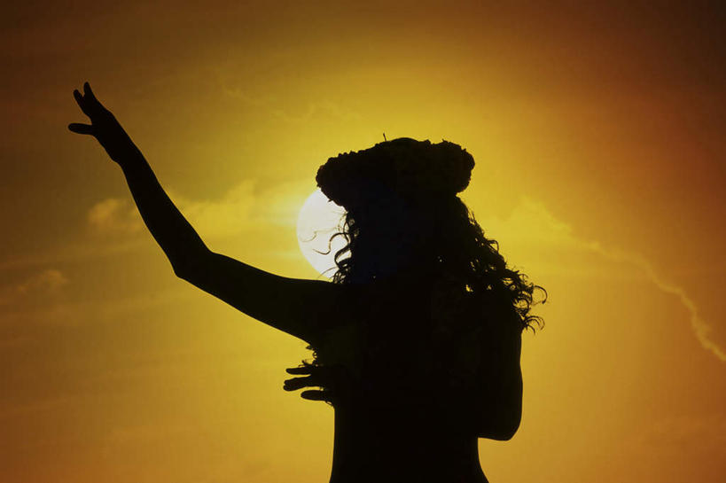 西方人,一个人,站,举,横图,室外,白天,正面,民族服装,跳舞,日落,太阳,欧洲,欧洲人,仅一个年轻女性,仅一个女性,仅一个人,阴影,装饰,盛开,光线,花环,影子,晚霞,霞光,落日,背光,花蕾,花,花瓣,花朵,鲜花,阳光,黄昏,花苞,花蕊,托,站着,彩霞,华丽,修饰,点缀,草裙舞,舞姿,逆光,衬托,美观,雅致,雅观,夕照,年轻女性,女人,女性,白种人,夕阳,举起,举手,举着,向上举,向上伸,向上托,站立,半身,彩图,传统服装,民俗服,舞蹈,呼拉舞,斜阳