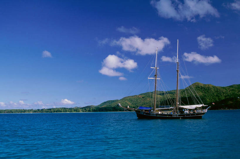 帆船,无人,横图,室外,白天,正面,旅游,度假,岛屿,海浪,海洋,美景,树林,植物,船,非洲,塞舌尔,一艘,阴影,光线,影子,岛,地平线,景观,浪花,云,云朵,辽阔,地面,云彩,娱乐,树,树木,蓝色,绿色,白云,蓝天,天空,阳光,自然,海水,交通工具,天,享受,休闲,广阔,景色,放松,生长,晴朗,成长,一望无际,自然风光,载具,延伸,海景,塞舌尔共和国,天地相交,阿非利加洲,东非,无边无际,一马平川,帕尔梅岛,普拉兰岛,普拉斯兰岛,大海,风浪,海,海水的波动,近岸浪,列岛,群岛,涌浪,诸岛,晴空,彩图