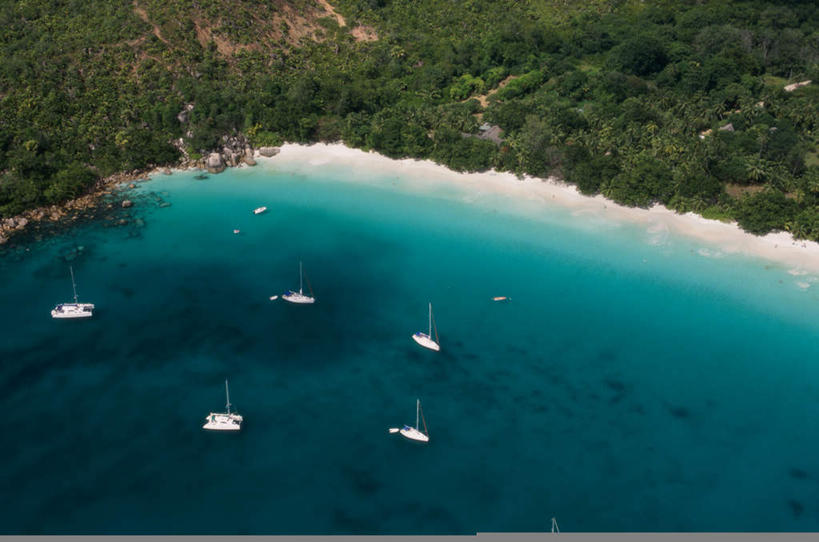 帆船,无人,横图,俯视,航拍,室外,白天,旅游,度假,海浪,海洋,石头,美景,沙滩,树林,植物,船,棕榈树,叶子,非洲,塞舌尔,沙子,石子,海岸,景观,浪花,绿叶,沙地,娱乐,树,树木,绿色,自然,海水,交通工具,享受,休闲,嫩叶,景色,放松,生长,成长,鸟瞰,自然风光,载具,海景,棕榈叶,塞舌尔共和国,阿非利加洲,东非,帕尔梅岛,普拉兰岛,普拉斯兰岛,叶,叶片,大海,风浪,海,海水的波动,海滩,近岸浪,石块,岩石,涌浪,彩图,高角度拍摄