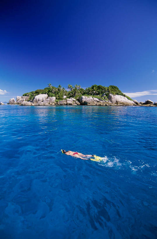 游泳,西方人,一个人,家,竖图,室外,白天,正面,泳装,比基尼,锻炼,运动,岛屿,树林,植物,欧洲,非洲,塞舌尔,欧洲人,仅一个年轻女性,仅一个女性,仅一个人,阴影,光线,潜水镜,影子,泳镜,房屋,屋子,岛,云,云朵,公寓,云彩,洋房,楼房,住宅,树,树木,蓝色,绿色,白云,蓝天,天空,阳光,自然,天,蛙鞋,潜水,生长,晴朗,成长,脚蹼,呼吸管,潜水装备,塞舌尔共和国,面镜,浮潜,潜水运动,阿非利加洲,东非,帕尔梅岛,普拉兰岛,普拉斯兰岛,体育,年轻女性,女人,女性,白种人,列岛,群岛,诸岛,晴空,彩图,全身,三点式,泳衣,健身,房子