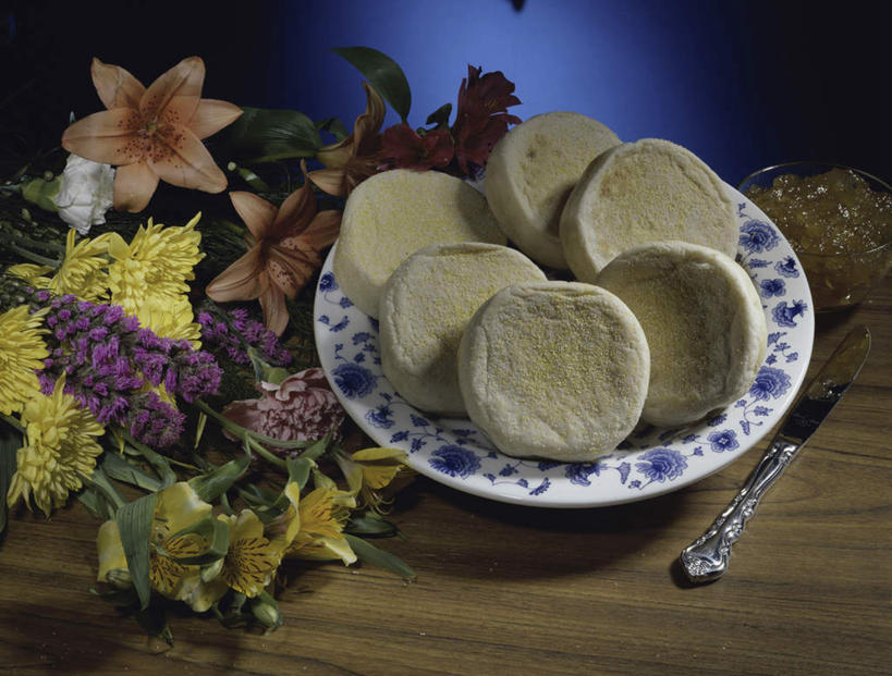 点心,无人,横图,俯视,室内,特写,白天,下午茶,餐桌,桌子,餐具,一堆,阴影,堆叠,堆积,装饰,盛开,反射,碟子,工具,盘,影子,黄油,食品,刀具,花蕾,松饼,花,花瓣,花朵,鲜花,食物,糕点,两个,盘子,碟,刀,花苞,花蕊,摄影,影棚,餐台,堆,华丽,修饰,点缀,乳制品,餐刀,白脱油,衬托,美观,雅致,雅观,乳脂,玛芬蛋糕,彩图,高角度拍摄,影棚拍摄,拍摄