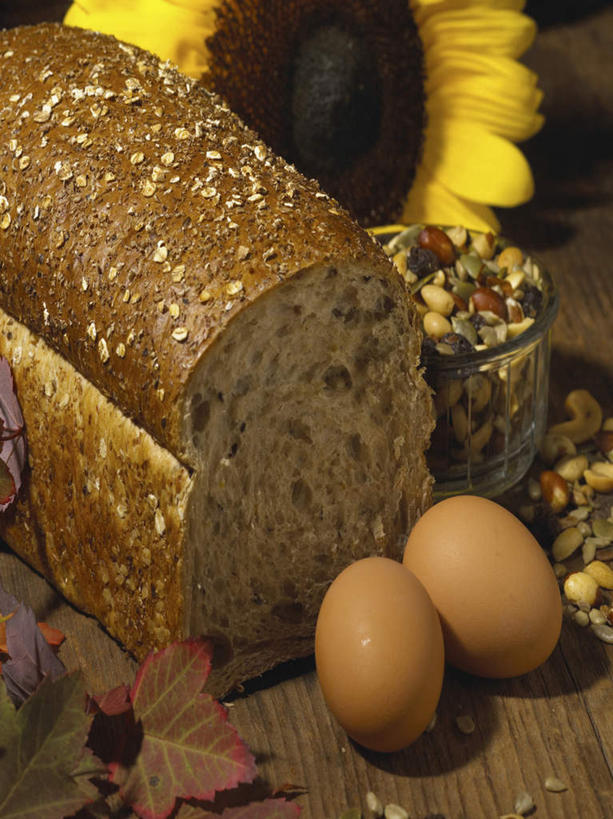 点心,面包,无人,竖图,俯视,室内,特写,白天,爱情,早餐,幸福,太阳,餐桌,桌子,向日葵,一堆,切开,阴影,堆叠,堆积,盛开,反射,影子,陶瓷,蛋,谷物,鸡蛋,食品,面点,陶瓷制品,花蕾,美食,饮食,花,花瓣,花朵,鲜花,食物,糕点,一朵,一个,黄色,容器,碗,花苞,花蕊,切,黑面包,保健,单个,餐台,储藏,堆,麦片,全麦面包,储存,光辉,剖面,切面,沉默,忠诚,草鸡蛋,勇敢,卵,投缘,爱慕,麸皮面包,高傲,朝阳花,葵花,望日莲,向阳花,转日莲,彩图,高角度拍摄,贮存