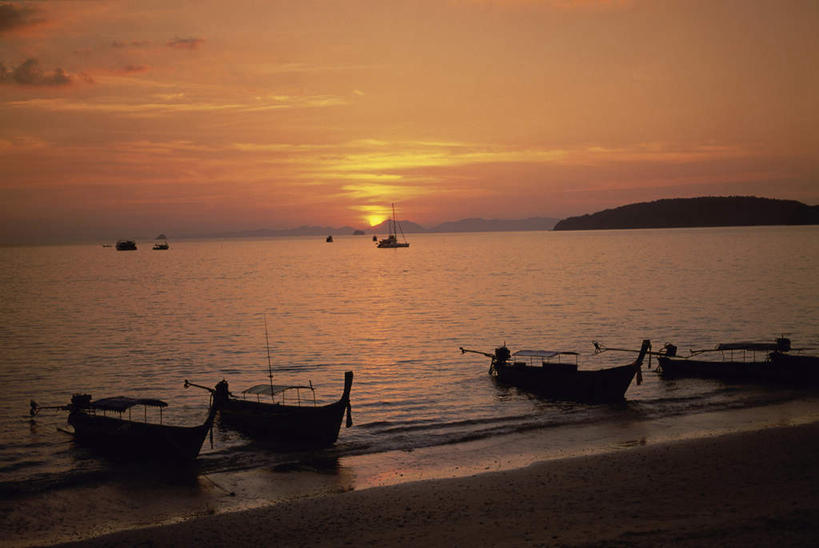 无人,横图,室外,白天,正面,旅游,度假,海浪,海洋,美景,日落,沙滩,船,泰国,亚洲,一排,停靠,整齐,沙子,海岸,景观,浪花,水平线,晚霞,霞光,落日,辽阔,木船,海平线,沙地,背光,娱乐,排列,自然,海水,黄昏,交通工具,享受,休闲,广阔,景色,彩霞,放松,东南亚,一望无际,舟,队列,停泊,自然风光,载具,逆光,海景,泰王国,无边无际,一马平川,夕照,奥南湾,甲米,甲米府,大海,风浪,海,海水的波动,海滩,近岸浪,涌浪,夕阳,彩图,水天相接,水天一线,斜阳