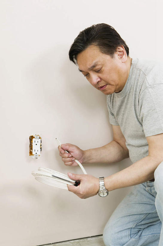 东方人,一个人,跪,竖图,室内,白天,侧面,亚洲,仅一个男性,仅一个人,仅一个中年男性,握,服装,裤子,时间,电力,电器,电线,时钟,手表,线,墙,插座,电能,拿,计时,线路,拿着,注视,牛仔裤,休闲装,黄种人,墙壁,墙面,衣服,白色,灰色,钟表,观察,看,休闲,休闲服,表,握着,服饰,观看,电,电源,电源线,腕表,察看,家用电器,关注,能量,插线板,拖线板,电源转换器,排插,男人,男性,中年男性,亚洲人,钟,跪着,半身,彩图