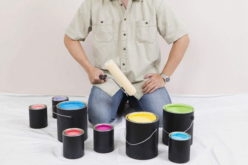 西方人,一个人,跪,横图,俯视,彩色,室内,白天,装修,金属制品,欧洲,欧洲人,仅一个男性,仅一个人,许多,握,服装,裤子,装饰,时间,金属,材料,时钟,手表,铁桶,桶,墙,很多,拿,计时,拿着,牛仔裤,休闲装,装潢,墙壁,墙面,仅一个年轻男性,衣服,粉刷,容器,刷子,钟表,休闲,休闲服,表,握着,服饰,储藏,油漆,滚筒刷,五颜六色,保护,腕表,涂料,色彩斑斓,储存,五彩缤纷,滚刷,五彩斑斓,五光十色,男人,男性,年轻男性,白种人,钟,跪着,半身,彩图,高角度拍摄,贮存,滚筒