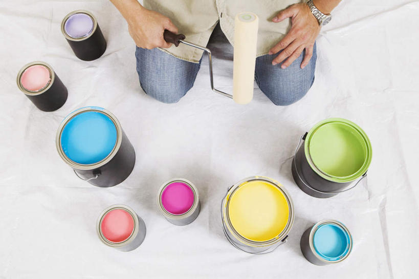 西方人,一个人,跪,横图,俯视,彩色,室内,白天,装修,金属制品,欧洲,欧洲人,仅一个男性,仅一个人,许多,握,服装,裤子,装饰,时间,金属,材料,时钟,手表,铁桶,桶,墙,很多,拿,计时,拿着,牛仔裤,休闲装,装潢,墙壁,墙面,仅一个年轻男性,衣服,粉刷,容器,刷子,钟表,休闲,休闲服,表,握着,服饰,储藏,油漆,滚筒刷,五颜六色,保护,腕表,涂料,色彩斑斓,储存,五彩缤纷,滚刷,五彩斑斓,五光十色,男人,男性,年轻男性,白种人,钟,跪着,半身,彩图,高角度拍摄,贮存,滚筒