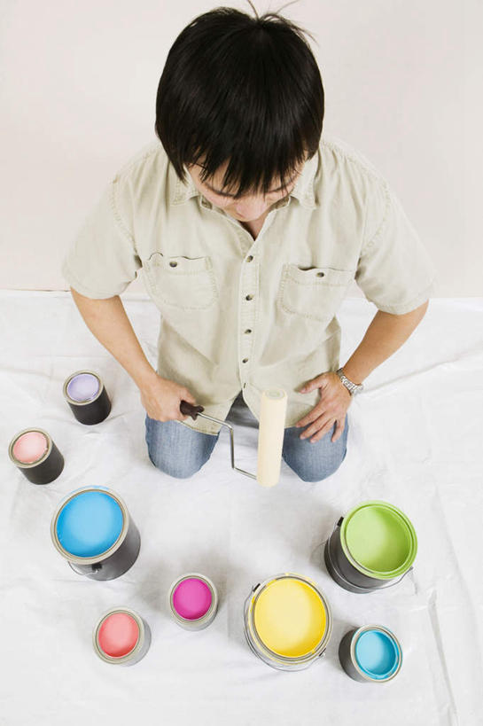 西方人,一个人,跪,竖图,俯视,彩色,室内,白天,装修,金属制品,欧洲,欧洲人,仅一个男性,仅一个人,许多,握,服装,裤子,装饰,时间,金属,材料,时钟,手表,铁桶,桶,墙,很多,拿,计时,拿着,牛仔裤,休闲装,装潢,墙壁,墙面,仅一个年轻男性,衣服,粉刷,容器,刷子,钟表,休闲,休闲服,表,握着,服饰,储藏,油漆,滚筒刷,五颜六色,保护,腕表,涂料,色彩斑斓,储存,五彩缤纷,滚刷,五彩斑斓,五光十色,男人,男性,年轻男性,白种人,钟,跪着,彩图,高角度拍摄,全身,贮存,滚筒