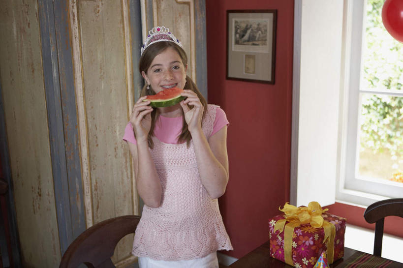 西方人,一个人,站,笑,吃,微笑,露齿笑,横图,室内,白天,正面,植物,壁纸,窗户,西瓜,皇冠,礼盒,礼物,水果,欧洲,欧洲人,仅一个年轻女性,仅一个女性,仅一个人,握,服装,新鲜,装饰,纸盒,塑料,墙,生食,食品,果实,拿,拿着,注视,休闲装,玻璃窗,墙壁,墙面,盒子,树,树木,食物,衣服,红色,绿色,自然,包装盒,气球,塑料制品,礼品盒,观察,看,站着,休闲,休闲服,橡胶,握着,服饰,礼品,有机食品,绿色食品,生长,成长,观看,华丽,修饰,点缀,权威,察看,高贵,关注,挂画,橡胶制品,衬托,美观,雅致,雅观,权力,统治,年轻女性,女人,女性,白种人,墙纸,王冠,寒瓜,嚼,食,站立,半身,彩图