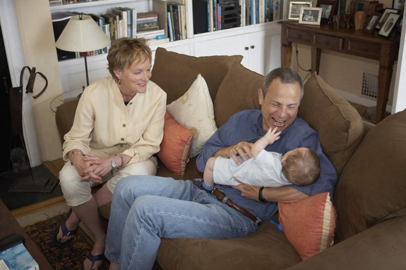 西方人,婴儿,儿童,老年人,三个人,家庭,夫妻,祖母,祖父,客厅,坐,抱,笑,微笑,露齿笑,横图,俯视,室内,白天,爱情,纯洁,靠垫,沙发,台灯,桌子,照明,欧洲,欧洲人,服装,时间,木制,时钟,手表,灯光,靠枕,浪漫,计时,茶几,注视,休闲装,灯,小孩,衣服,木制品,灯具,垫子,枕头,钟表,观察,看,休闲,温暖,温馨,一家人,休闲服,表,恩爱,可爱,恋人,服饰,活泼,奶奶,爷爷,抱着,观看,祖孙,腕表,照亮,和睦,察看,起居室,搂着,照明设备,关注,宝宝,布艺沙发,纯真,烂漫,无邪,外婆,外祖母,外公,外祖父,外孙,外孙子,客堂,伶俐,天真,老年男性,老年女性,男人,男性,女人,女性,白种人,孩子,夫妇,情侣,孙子,钟,搂,搂抱,相抱,拥抱,坐着,半身,彩图,高角度拍摄,伴侣,融洽