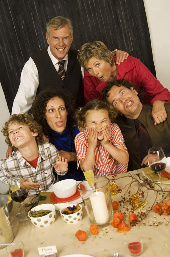 果汁,牛奶,西方人,儿童,中年人,老年人,夫妻,母亲,父亲,女儿,祖母,祖父,三代同堂,客厅,站,坐,笑,微笑,露齿笑,竖图,室内,白天,正面,西装,爱情,纯洁,餐桌,桌子,草莓,柑橘,浆果,杯子,餐具,水果,欧洲,欧洲人,撑,套装,服装,正装,新鲜,碟子,盘,陶瓷,生食,橙汁,食品,果实,陶瓷制品,饮品,许多人,浪漫,营养,托腮,注视,休闲装,职业装,祖孙三代,玻璃制品,食物,饮料,小孩,衣服,盘子,容器,水杯,碟,碗,观察,看,托,站着,一群人,休闲,温暖,温馨,父女,母女,休闲服,恩爱,父爱,可爱,母爱,童年,童趣,恋人,服饰,有机食品,绿色食品,奶奶,爷爷,餐台,观看,祖孙,储藏,和睦,察看,乳制品,起居室,奶,牛乳,储存,关注,可口,托下巴,童真,烂漫,无邪,外婆,外孙女,外祖母,外公,外祖父,外孙,外孙子,安神,客堂,适口,天真,老年男性,老年女性,男孩,男人,男性,女孩,女人,女性,中年男性,中年女性,白种人,孩子,夫妇,情侣,全家福,孙女,孙子,玻璃杯,洋莓,水果皇后,橘子,桔子,红莓,地莓,橙子,橙,站立,坐着,半身,彩图,伴侣,融洽,贮存,男生,女生,爸爸,多代同堂,妈妈