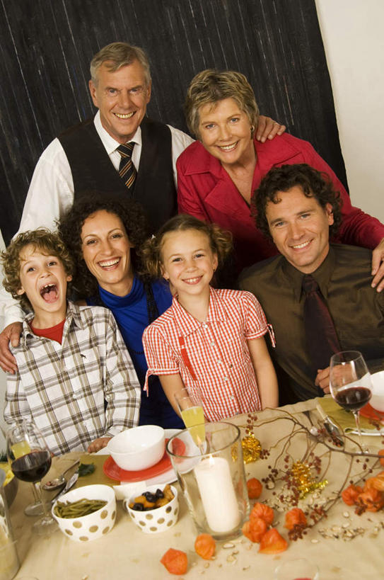 果汁,牛奶,西方人,儿童,中年人,老年人,夫妻,母亲,父亲,女儿,祖母,祖父,三代同堂,客厅,站,坐,笑,微笑,露齿笑,竖图,室内,白天,正面,西装,爱情,纯洁,餐桌,桌子,草莓,柑橘,浆果,杯子,餐具,水果,欧洲,欧洲人,套装,服装,正装,新鲜,碟子,盘,陶瓷,生食,橙汁,食品,果实,陶瓷制品,饮品,许多人,浪漫,营养,注视,休闲装,职业装,祖孙三代,玻璃制品,食物,饮料,小孩,衣服,盘子,容器,水杯,碟,碗,观察,看,站着,一群人,休闲,温暖,温馨,父女,母女,休闲服,恩爱,父爱,可爱,母爱,童年,童趣,恋人,服饰,有机食品,绿色食品,奶奶,爷爷,餐台,观看,祖孙,储藏,和睦,察看,乳制品,起居室,奶,牛乳,储存,关注,可口,童真,烂漫,无邪,外婆,外孙女,外祖母,外公,外祖父,外孙,外孙子,安神,客堂,适口,天真,老年男性,老年女性,男孩,男人,男性,女孩,女人,女性,中年男性,中年女性,白种人,孩子,夫妇,情侣,全家福,孙女,孙子,玻璃杯,洋莓,水果皇后,橘子,桔子,红莓,地莓,橙子,橙,站立,坐着,半身,彩图,伴侣,融洽,贮存,男生,女生,爸爸,多代同堂,妈妈