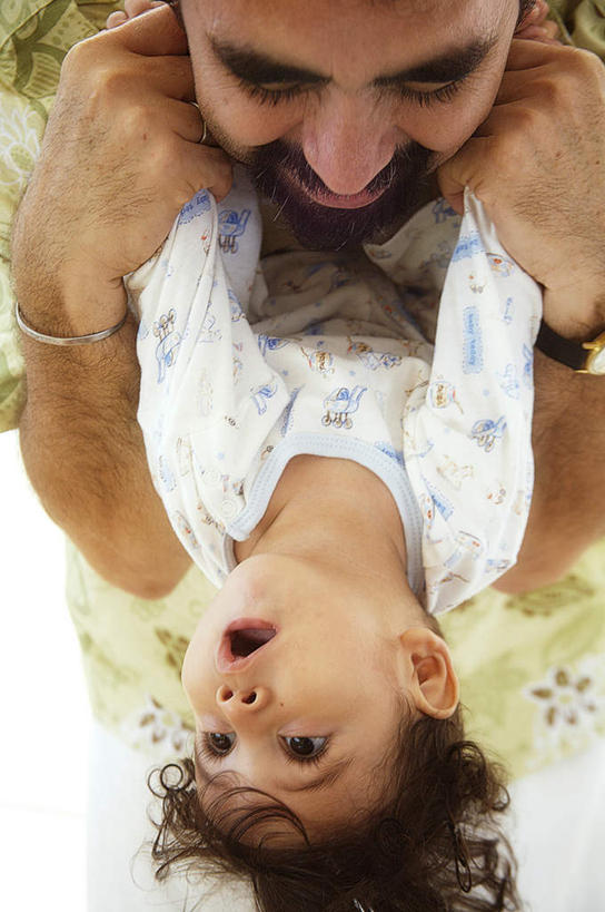 西方人,婴儿,儿童,中年人,两个人,家庭,父亲,站,抱,笑,微笑,露齿笑,竖图,俯视,室内,白天,纯洁,欧洲,欧洲人,阴影,服装,朦胧,模糊,时间,反射,时钟,手表,影子,计时,注视,休闲装,装饰品,小孩,衣服,饰品,手链,首饰,钟表,观察,看,站着,休闲,温暖,温馨,一家人,休闲服,表,父爱,可爱,童年,童趣,服饰,手镯,活泼,抱着,观看,腕表,和睦,察看,搂着,关注,宝宝,镯子,童真,纯真,烂漫,无邪,伶俐,天真,男人,男性,中年男性,白种人,孩子,钟,怀抱,搂,搂抱,抬头,相抱,仰头,拥抱,站立,半身,彩图,高角度拍摄,融洽