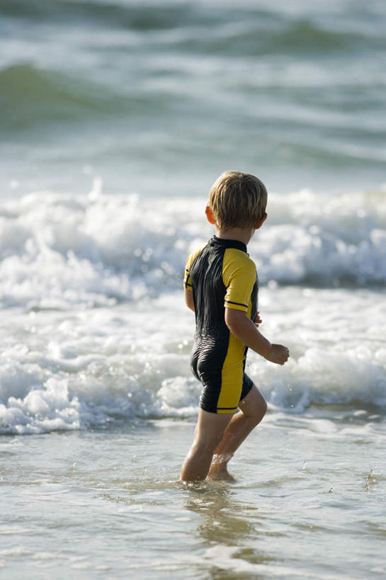 西方人,儿童,一个人,走,竖图,室外,白天,侧面,锻炼,旅游,度假,纯洁,运动,海浪,海洋,沙滩,欧洲,欧洲人,仅一个男性,仅一个人,服装,沙子,海岸,浪花,沙地,扭头,注视,娱乐,小孩,衣服,海水,观察,看,转头,仅一个小孩,享受,休闲,放松,可爱,童年,童趣,潜水服,服饰,观看,察看,衣着,穿着,关注,室外运动,户外运动,海景,童真,烂漫,无邪,衣饰,天真,男孩,男人,男性,白种人,孩子,大海,风浪,海,海水的波动,海滩,近岸浪,涌浪,步行,散步,走路,彩图,全身,健身,干式潜水服,男生