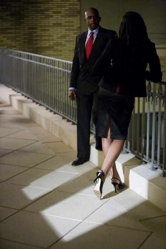 西方人,背部,两个人,同事,商务人士,商务男性,商务女性,栏杆,站,竖图,室外,夜晚,正面,高跟鞋,衬衫,时尚,成功,合作,团队,集体,信心,鞋子,欧洲,非洲,黑人,欧洲人,阴影,套装,反射,影子,围栏,领带,注视,队伍,护栏,相视,观察,看,站着,面对面,观看,对视,察看,领导,互视,象征,庄重,成就,关注,时髦,相对,商务装,身份,合伙,领袖,工薪阶层,相看,正式,地位,时兴,男人,男性,年轻女性,女人,女性,中年男性,非洲人,白领,上班族,站立,彩图,全身,衬衣