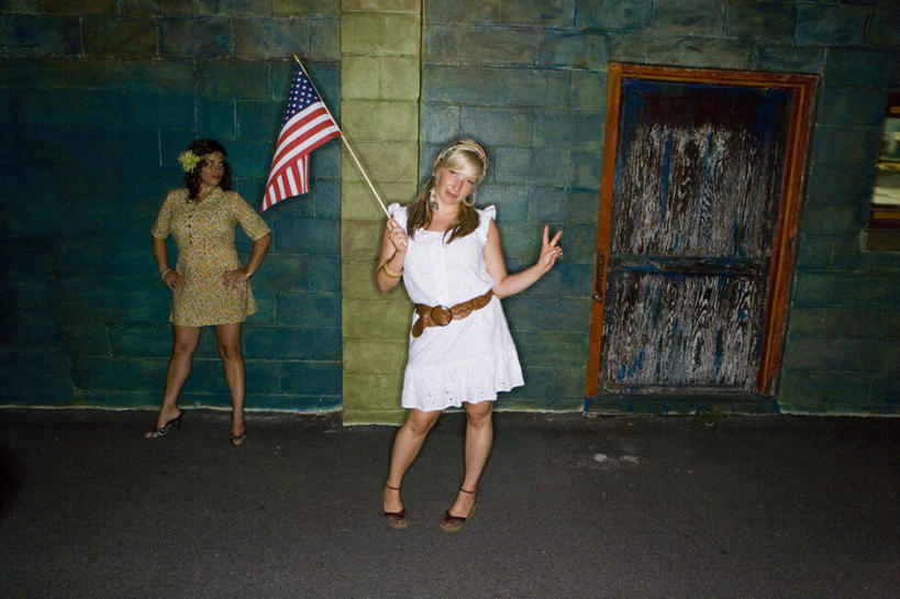 西方人,两个人,家庭,母亲,女儿,站,笑,微笑,露齿笑,横图,室外,白天,正面,抽象,裙子,绘画,旗帜,国旗,欧洲,欧洲人,握,连衣裙,服装,艺术,彩绘,图案,墙,艺术品,古典,拿,拿着,注视,文化,手叉腰,星条旗,墙壁,墙面,衣服,绿色,工艺品,叉腰,观察,看,品味,站着,概念,温暖,温馨,母女,一家人,母爱,握着,美国国旗,服饰,观看,美术,和睦,察看,高雅,双手叉腰,衣着,穿着,关注,美学,衣饰,图文,年轻女性,女人,女性,中年女性,白种人,旗,站立,彩图,全身,涂鸦,美利坚合众国国旗,融洽