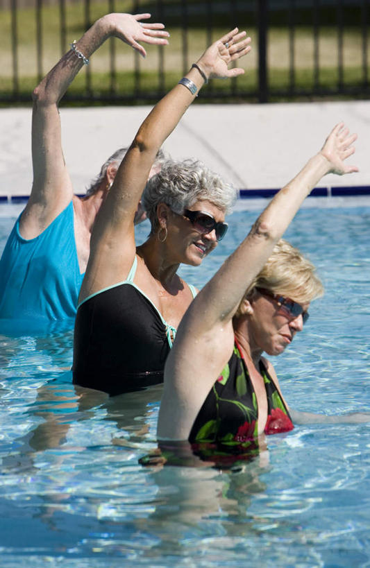 西方人,三个人,伙伴,朋友,游泳池,栏杆,站,举,竖图,室外,白天,正面,泳装,锻炼,旅游,度假,友谊,运动,草地,草坪,水,植物,欧洲,欧洲人,一排,阴影,整齐,光线,墨镜,眼镜,影子,水池,水面,围栏,注视,娱乐,泳池,护栏,草,排列,绿色,阳光,太阳镜,太阳眼镜,观察,看,托,站着,享受,休闲,遮阳镜,放松,观看,察看,队列,关注,室外运动,户外运动,连体泳衣,三副,友情,老年女性,女人,女性,白种人,举起,举手,举着,向上举,向上伸,向上托,站立,半身,彩图,泳衣,健身