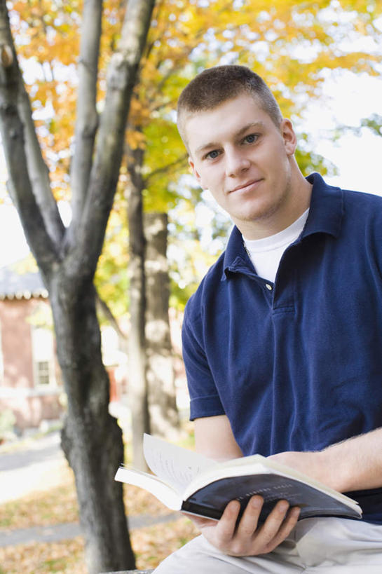 西方人,一个人,坐,笑,微笑,竖图,室外,白天,正面,T恤衫,植物,书籍,叶子,欧洲,欧洲人,仅一个男性,仅一个人,一本,握,服装,朦胧,模糊,枯叶,落叶,树桩,拿,T恤,拿着,注视,休闲装,树,树干,树木,仅一个年轻男性,衣服,绿色,自然,观察,看,休闲,休闲服,木桩,握着,服饰,生长,成长,观看,察看,关注,男人,男性,年轻男性,白种人,叶,叶片,书,图书,坐着,半身,彩图