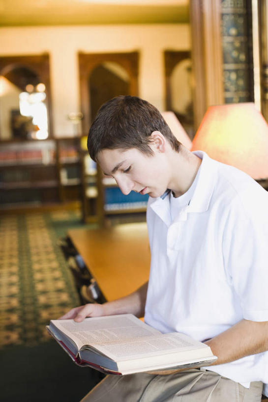 西方人,一个人,图书馆,坐,笑,微笑,竖图,室内,白天,侧面,T恤衫,台灯,书籍,照明,欧洲,欧洲人,仅一个男性,仅一个人,握,阴影,服装,光线,影子,墙,灯光,拿,T恤,拿着,注视,休闲装,墙壁,墙面,灯,仅一个年轻男性,衣服,白色,灯具,观察,看,休闲,休闲服,握着,服饰,观看,照亮,察看,照明设备,关注,浏览室,男人,男性,年轻男性,白种人,书,图书,坐着,半身,彩图,书库,图书库,阅览室