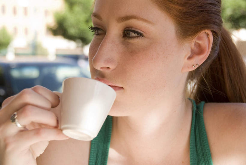 咖啡,西方人,脸,头,脸颊,手,一个人,坐,横图,室外,特写,白天,正面,爱情,幸福,植物,杯子,欧洲,欧洲人,仅一个年轻女性,仅一个女性,仅一个人,喝,握,朦胧,模糊,瓷器,咖啡杯,陶瓷制品,浪漫,拿,拿着,扭头,注视,娱乐,装饰品,树,树木,饮料,绿色,自然,戒指,饰品,首饰,观察,看,转头,享受,休闲,温馨,手部,恩爱,放松,乐趣,握着,生长,成长,观看,单手,信物,察看,提神,舒适,权利,关注,瓷杯,醒脑,软饮料,手饰,年轻女性,女人,女性,白种人,头部,脸部,脸蛋,面部,坐着,半身,彩图