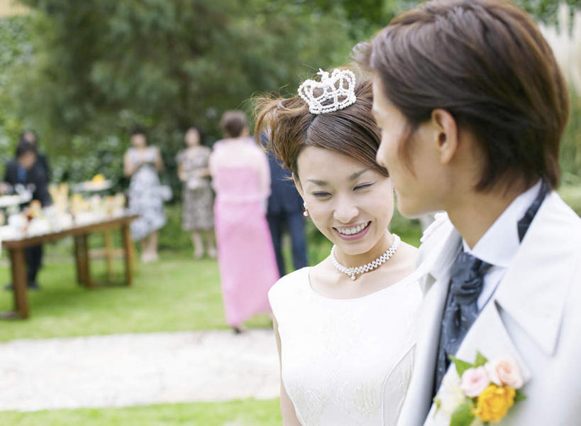 东方人,背部,夫妻,新娘,新郎,站,闭眼,笑,微笑,露齿笑,横图,室外,白天,正面,婚纱,衬衫,西装,爱情,婚礼,快乐,草地,草坪,植物,桌子,皇冠,珠宝,亚洲,套装,正装,庆祝,装饰,领带,胸花,许多人,结婚,浪漫,扭头,职业装,黄种人,草,树,树木,绿色,自然,饰品,站着,转头,一群人,喜庆,恩爱,恋人,生长,成长,纪念,胸针,华丽,修饰,点缀,权威,高贵,配饰,衬托,美观,雅致,雅观,权力,统治,床上桌,懒人桌,男人,男性,年轻男性,年轻女性,女人,女性,亚洲人,夫妇,情侣,王冠,闭眼睛,闭着眼,闭着眼睛,站立,半身,彩图,衬衣,婚礼服,礼服,高兴,伴侣