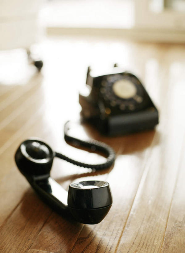 无人,客厅,打电话,竖图,俯视,室内,特写,白天,地板,静物,电话,阴影,朦胧,模糊,反射,影子,地面,通讯设备,木地板,一个,黑色,话筒,电话线,单个,起居室,固定电话,客堂,交流,电话机,沟通,通话,彩图,高角度拍摄