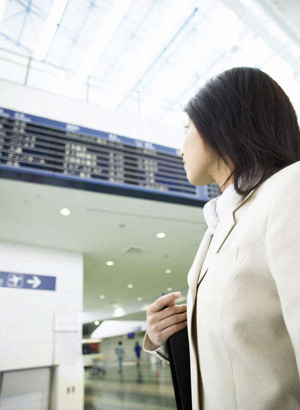 东方人,一个人,商务人士,商务女性,机场,站,竖图,室内,白天,仰视,天花板,飞机场,照明,亚洲,仅一个年轻女性,仅一个女性,仅一个人,套装,包,公文包,通道,灯光,注视,黄种人,顶灯,灯,灯具,航站楼,扶,看,站着,公事包,照亮,扶着,照明设备,关注,商务装,工薪阶层,候机楼,旅客航站楼,年轻女性,女人,女性,亚洲人,白领,上班族,航空站,空港,抬头,仰头,站立,半身,彩图,低角度拍摄