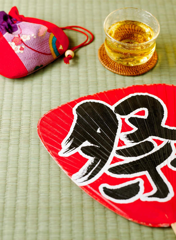 无人,竖图,俯视,室内,特写,白天,幸福,茶,静物,杯子,玻璃,一把,阴影,反射,标志,扇子,文字,席子,影子,字符,茶叶,塌塌米,榻榻米,一杯,清凉,凉爽,文化,娱乐,标识,玻璃制品,红色,黑色,水杯,享受,休闲,温馨,汉字,放松,乐趣,摄影,皮夹子,钱包,影棚,蒲扇,提神,舒适,零钱包,皮夹,中文,醒脑,国文,华文,叠席,茶杯,彩图,高角度拍摄,影棚拍摄,拍摄,葵扇,蒲葵扇,传统文化