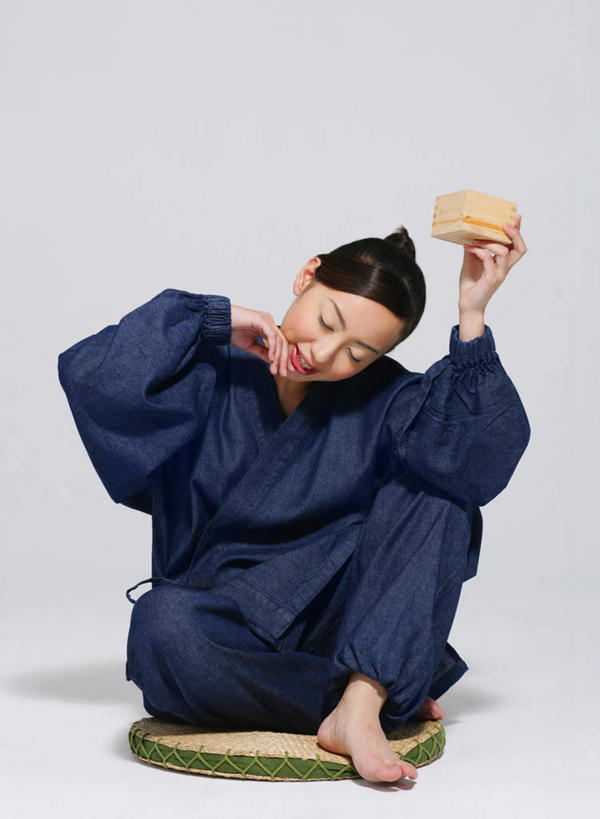 东方人,一个人,坐,闭眼,盘腿,竖图,室内,白天,正面,民族服装,亚洲,仅一个年轻女性,仅一个女性,仅一个人,擦,抚摸,握,灰色背景,木制,木盒,酒类,一杯,拿,拿着,黄种人,酒,饮料,一个,蓝色,木制品,容器,擦拭,握着,摄影,影棚,单个,储藏,储存,揩擦,拭,年轻女性,女人,女性,亚洲人,闭眼睛,闭着眼,闭着眼睛,盘腿而坐,盘膝,盘着腿的,盘着腿坐,双腿交叉,坐着,彩图,全身,影棚拍摄,传统服装,民俗服,拍摄,贮存,轻抚