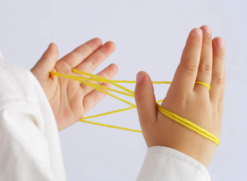 东方人,儿童,手,一个人,横图,俯视,室内,特写,白天,白色背景,衬衫,游戏,纯洁,成功,合作,团队,集体,信心,玩具,亚洲,双手,仅一个男性,仅一个人,握,服装,拿,玩,拿着,黄种人,娱乐,队伍,小孩,衣服,白色,绳子,仅一个小孩,休闲,手部,可爱,童年,童趣,翻花绳,握着,摄影,服饰,影棚,活动,绳索,衣着,成就,穿着,发泄,消遣,智力,挑帮帮,合伙,童真,烂漫,无邪,翻绳,宣泄,解绷绷,解勾勾,解钩钩,挑花花线,线翻花,衣饰,解股,天真,翻花鼓,挑绷绷,男孩,男人,男性,亚洲人,孩子,玩耍,嬉戏,半身,彩图,高角度拍摄,影棚拍摄,衬衣,拍摄,男生