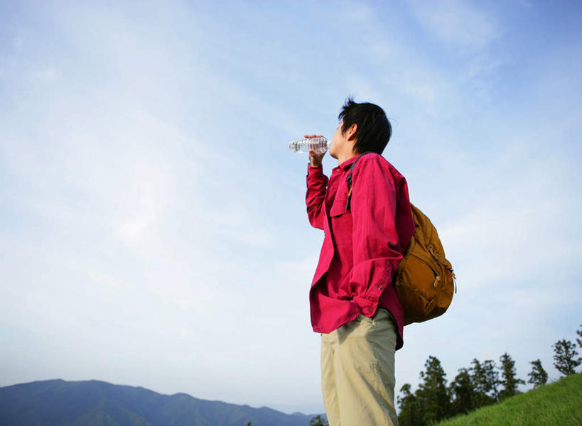 东方人,一个人,站,举,横图,室外,白天,仰视,草地,草坪,山,山脉,水,植物,亚洲,仅一个男性,仅一个人,喝,阴影,服装,光线,包,液体,影子,山峰,云,云朵,山峦,云彩,旅行包,注视,休闲装,黄种人,饮用水,草,树,树木,仅一个年轻男性,衣服,红色,蓝色,绿色,白云,蓝天,天空,阳光,自然,背包,瓶子,塑料制品,矿泉水,群山,天,观察,看,托,站着,休闲,休闲服,塑料瓶,服饰,生长,晴朗,成长,观看,察看,关注,手插袋,单手插袋,蒸馏水,单手抄兜,单手放兜,旅游包,男人,男性,年轻男性,亚洲人,晴空,插兜,举起,举手,举着,手插兜,手放口袋,向上举,向上伸,向上托,站立,半身,彩图,低角度拍摄,双肩包,手抄兜