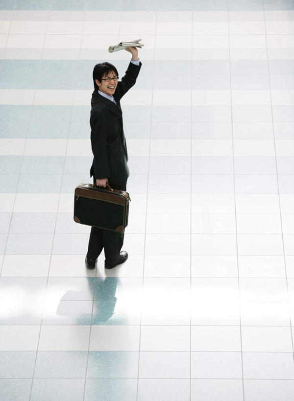 东方人,一个人,商务人士,商务男性,站,举,竖图,俯视,室内,白天,衬衫,阅读,报纸,亚洲,仅一个男性,仅一个人,一副,握,学习,阴影,套装,反射,包,瓷砖,地砖,公文包,眼镜,影子,领带,地面,挥手,拎,注视,黄种人,再见,仅一个年轻男性,一个,黑色,观察,看,手势,托,站着,招手,浏览,握着,单个,公事包,告别,观看,察看,关注,商务装,摆动,近视眼镜,工薪阶层,离别,辞行,男人,男性,年轻男性,亚洲人,白领,上班族,举起,举手,举着,向上举,向上伸,向上托,站立,彩图,高角度拍摄,全身,衬衣,拎着