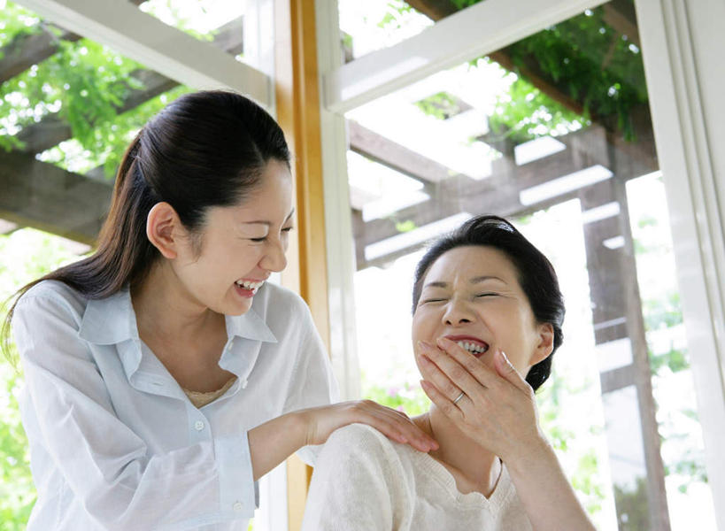 东方人,两个人,伙伴,朋友,按摩师,站,坐,笑,微笑,露齿笑,横图,室内,白天,仰视,按摩,友谊,植物,桌子,椅子,亚洲,弯腰,阴影,服装,反射,影子,注视,休闲装,黄种人,树,树木,衣服,绿色,自然,观察,看,站着,休闲,休闲服,遮,遮掩,服饰,生长,成长,观看,察看,掩盖,遮挡,关注,遮盖,指压,弯身,掩饰,友情,女人,女性,中年女性,亚洲人,技师,站立,坐着,半身,彩图,低角度拍摄,推拿