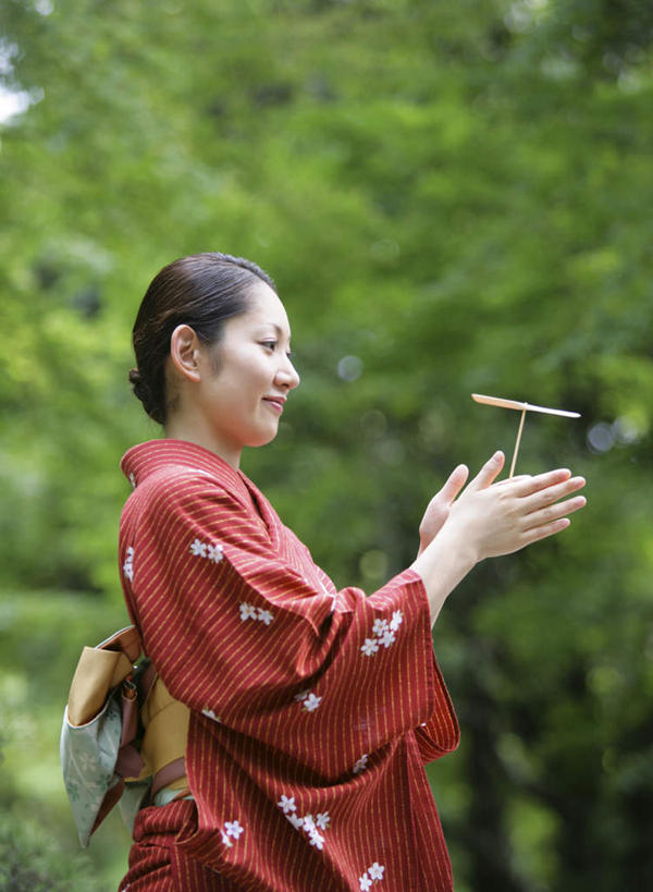 东方人,一个人,站,笑,微笑,露齿笑,竖图,室外,白天,侧面,民族服装,游戏,树林,植物,玩具,亚洲,仅一个年轻女性,仅一个女性,仅一个人,擦,抚摸,和服,朦胧,模糊,玩,注视,黄种人,娱乐,树,树木,红色,绿色,自然,观察,看,站着,休闲,益智,擦拭,服饰,生长,成长,观看,活动,飞行器,察看,发泄,关注,消遣,智力,竹蜻蜓,吴服,唐草,唐花,唐锦,宣泄,揩擦,拭,年轻女性,女人,女性,亚洲人,玩耍,嬉戏,站立,半身,彩图,传统服装,民俗服,轻抚