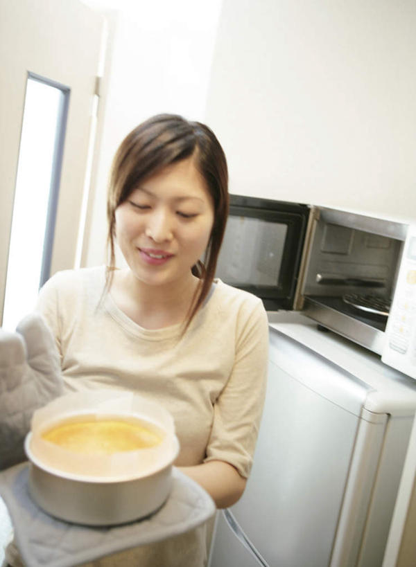 点心,东方人,一个人,站,笑,微笑,竖图,室内,白天,正面,烹饪,下午茶,厨房,厨具,亚洲,仅一个年轻女性,仅一个女性,仅一个人,握,阴影,服装,反射,电器,影子,塑料,墙,食品,注视,休闲装,黄种人,墙壁,墙面,食物,糕点,衣服,白色,容器,塑料制品,碗,观察,看,站着,休闲,休闲服,握着,服饰,观看,储藏,微波炉,察看,家电,家用电器,储存,关注,微波,炊具,烹饪用具,海绵蛋糕,奶酪蛋糕,乳酪蛋糕,年轻女性,女人,女性,亚洲人,烹调用具,烹调,站立,半身,彩图,灶间,贮存,小家电,蛋糕