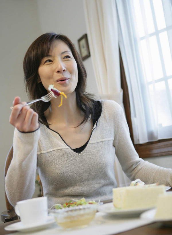 东方人,一个人,坐,笑,微笑,露齿笑,竖图,室内,白天,正面,烹饪,西餐,窗户,窗帘,桌面,桌子,杯子,餐具,亚洲,仅一个女性,仅一个人,握,服装,装饰,木制,叉子,瓷器,碟子,盘,墙,三明治,料理,食品,咖啡杯,陶瓷制品,拿,拿着,注视,休闲装,黄种人,菜肴,美食,玻璃窗,墙壁,墙面,食物,衣服,帘子,盘子,木制品,碟,快餐,观察,看,仅一个中年女性,休闲,休闲服,遮阳,西式,握着,服饰,佳肴,观看,华丽,修饰,点缀,察看,关注,瓷杯,西式快餐,餐叉,三文治,衬托,美观,雅致,雅观,女人,女性,中年女性,亚洲人,进餐用具,坐着,半身,彩图