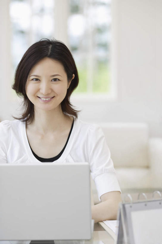 东方人,一个人,客厅,坐,笑,微笑,露齿笑,竖图,室内,白天,正面,电脑,笔记本电脑,植物,窗户,沙发,桌子,台历,亚洲,仅一个年轻女性,仅一个女性,仅一个人,敲打,服装,朦胧,模糊,时间,网络,墙,计时,注视,休闲装,黄种人,输入,通讯设备,书桌,玻璃窗,墙壁,墙面,树,树木,衣服,绿色,白色,自然,课桌,打字,观察,看,休闲,休闲服,服饰,生长,成长,观看,点击,敲击,日期,察看,无线,起居室,关注,通信设备,无线网络,布艺沙发,无线上网,便携式电脑,客堂,按键,手提电脑,年轻女性,女人,女性,亚洲人,日历,坐着,半身,彩图