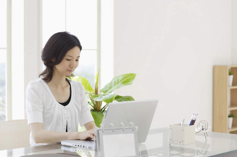 东方人,一个人,商务人士,商务女性,客厅,坐,横图,室内,白天,正面,电脑,笔记本电脑,植物,窗户,柜子,桌子,台历,亚洲,仅一个年轻女性,仅一个女性,仅一个人,敲打,套装,时间,网络,材料,档案,盆栽,文件,办公桌,墙,盆景,计时,注视,黄种人,输入,通讯设备,玻璃窗,墙壁,墙面,绿色,白色,自然,资料,打字,观察,看,生长,成长,观看,点击,敲击,日期,察看,无线,起居室,关注,文档,通信设备,商务装,无线网络,档案柜,无线上网,便携式电脑,工薪阶层,客堂,按键,手提电脑,年轻女性,女人,女性,亚洲人,白领,上班族,日历,坐着,半身,彩图