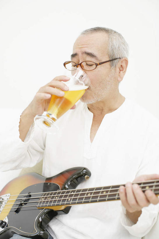 啤酒,东方人,一个人,坐,竖图,室内,白天,正面,杯子,亚洲,仅一个男性,仅一个人,喝,握,服装,眼镜,电吉他,乐器,弦乐器,酒类,拿,拿着,注视,休闲装,黄种人,玻璃制品,酒,饮料,一个,衣服,白色,酒杯,啤酒杯,观察,看,仅一个老年男性,休闲,休闲服,握着,服饰,单个,观看,老花镜,察看,关注,弹拨弦鸣乐器,远视眼镜,老年男性,男人,男性,亚洲人,玻璃杯,坐着,半身,彩图,弹拨弦乐器