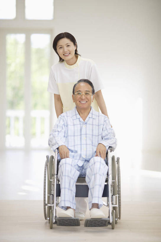 东方人,两个人,病人,医院,站,坐,推,竖图,室内,白天,正面,窗户,地板,落地窗,亚洲,服装,工具,墙,地面,注视,黄种人,木地板,玻璃窗,墙壁,墙面,衣服,白色,轮椅,复健,观察,看,站着,康复,器械,服饰,观看,察看,医疗设备,衣着,穿着,关注,病患,医疗器械,医疗工具,医疗机构,病号服,辅助设备,衣饰,老年男性,男人,男性,女人,女性,中年女性,亚洲人,患者,就医者,站立,坐着,彩图,全身,病院,诊所