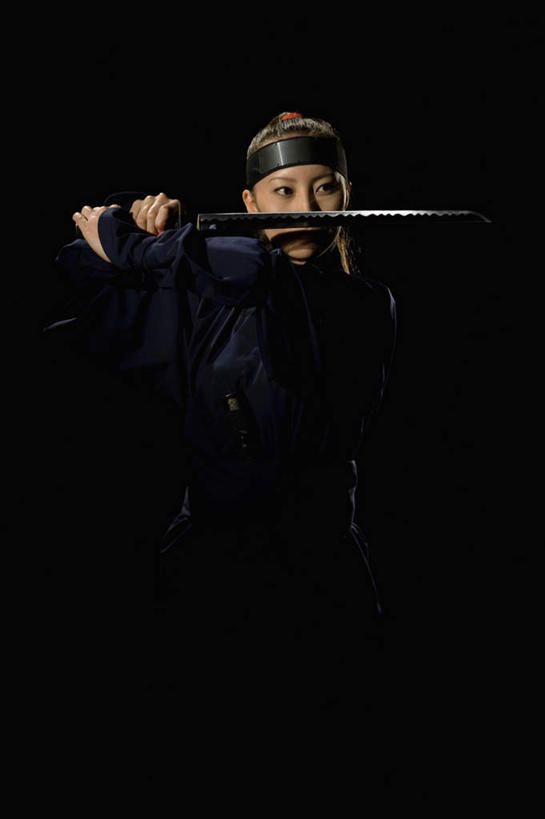 东方人,一个人,站,举,竖图,室内,白天,正面,民族服装,竞争,亚洲,仅一个年轻女性,仅一个女性,仅一个人,对抗,阴影,黑色背景,冲突,反射,武士刀,影子,刀具,注视,黄种人,破坏,刀,观察,看,托,站着,武器,战争,摄影,影棚,观看,损坏,察看,攻击,威胁,对立,关注,矛盾,兵器,间谍,防御,忍者,护额,日本刀,敌对,挫败,斗争,抗拒,抗衡,冷兵器,凶器,杀伤,威慑,东洋刀,东瀛刀,日本武士刀,杀手,危险,年轻女性,女人,女性,亚洲人,举起,举手,举着,向上举,向上伸,向上托,站立,半身,彩图,影棚拍摄,传统服装,民俗服,拍摄