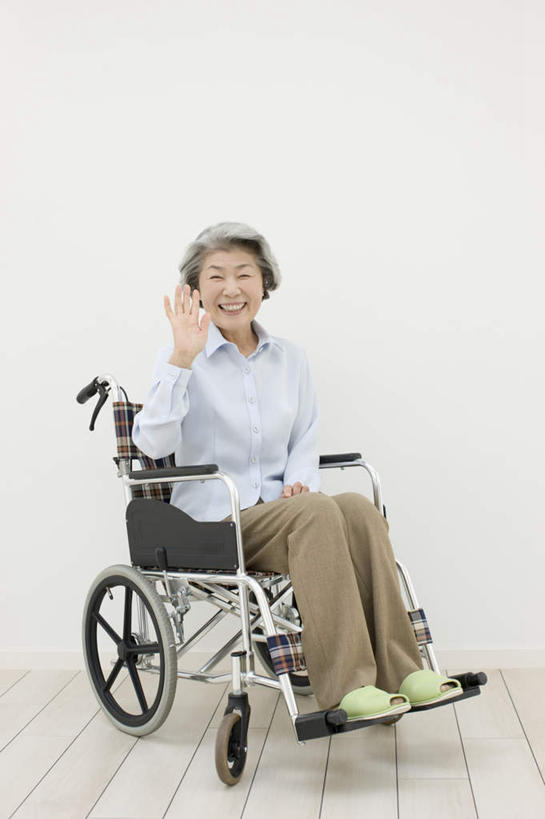 东方人,拳,一个人,病人,坐,竖图,室内,白天,正面,地板,亚洲,仅一个女性,仅一个人,一辆,阴影,反射,工具,影子,地面,注视,黄种人,鼓励,木地板,轮椅,复健,观察,加油,看,康复,器械,打气,仅一个老年女性,观看,察看,医疗设备,关注,鼓舞,病患,医疗器械,医疗工具,病号服,辅助设备,老年女性,女人,女性,亚洲人,拳头,患者,就医者,坐着,彩图,全身