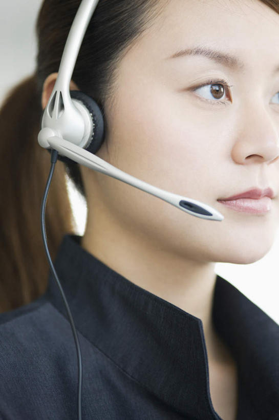 东方人,脸,头,脸颊,脖子,一个人,商务人士,商务女性,竖图,室内,特写,白天,正面,通讯,客服,亚洲,仅一个年轻女性,仅一个女性,仅一个人,套装,信息,话务员,注视,黄种人,耳机,耳麦,话筒,观察,看,服务,通信,观看,协调,察看,麦克风,头戴式耳麦,关注,销售,商务装,工薪阶层,客服人员,电话销售,接待员,年轻女性,女人,女性,亚洲人,头部,脖,颈,颈部,脸部,脸蛋,面部,白领,接线员,上班族,半身,彩图,头戴式耳机