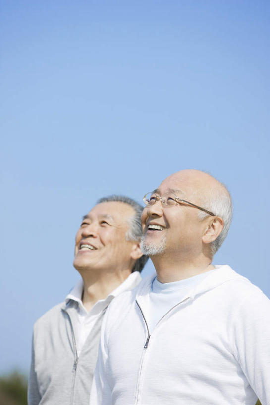 东方人,两个人,伙伴,朋友,站,笑,微笑,露齿笑,竖图,室外,白天,仰视,运动服,友谊,亚洲,阴影,服装,光线,眼镜,影子,黄种人,衣服,蓝色,蓝天,天空,阳光,天,站着,服饰,晴朗,老花镜,衣着,穿着,万里无云,衣饰,远视眼镜,友情,男人,男性,亚洲人,晴空,晴空万里,抬头,仰头,站立,半身,彩图,低角度拍摄,运动装