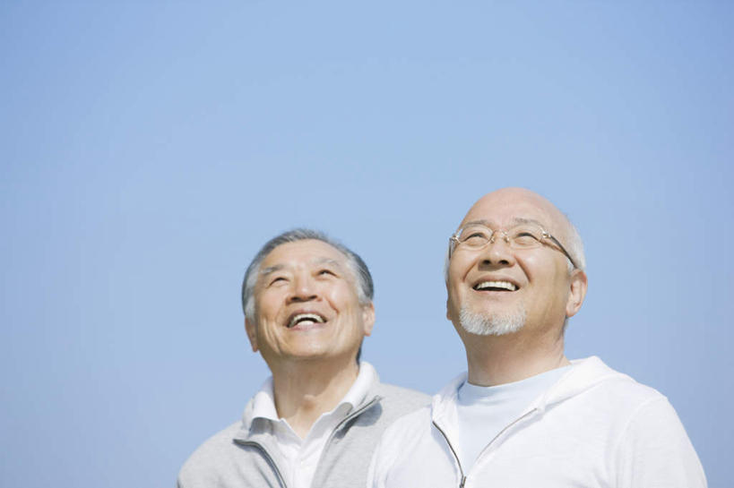 东方人,两个人,伙伴,朋友,站,笑,微笑,露齿笑,横图,室外,白天,仰视,运动服,友谊,亚洲,阴影,服装,光线,眼镜,影子,黄种人,衣服,蓝色,蓝天,天空,阳光,天,站着,服饰,晴朗,老花镜,衣着,穿着,万里无云,衣饰,远视眼镜,友情,男人,男性,亚洲人,晴空,晴空万里,抬头,仰头,站立,半身,彩图,低角度拍摄,运动装