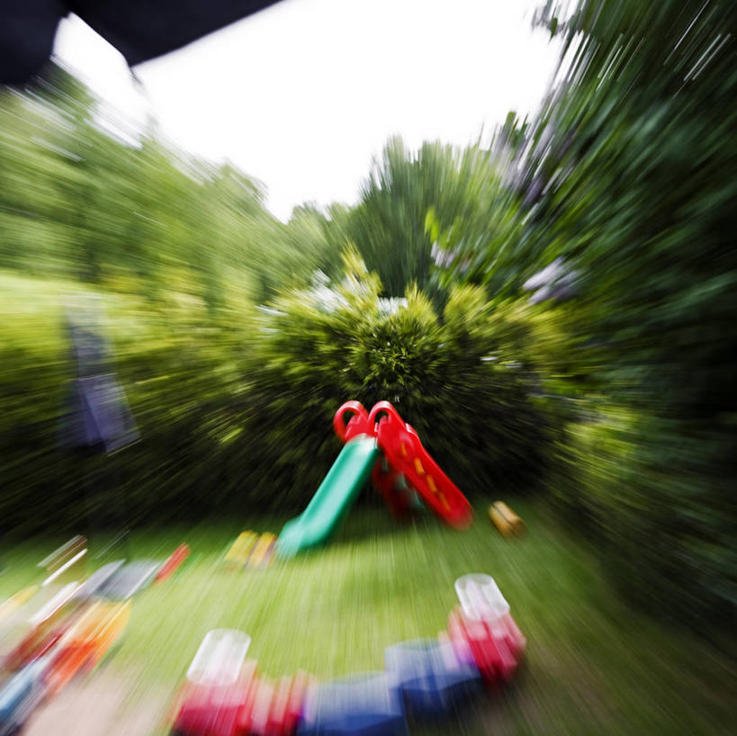 无人,横图,室外,白天,正面,游戏,草地,草坪,植物,玩具,阴影,朦胧,模糊,光线,影子,玩,娱乐,运动器械,草,树,树木,绿色,阳光,自然,休闲,滑滑梯,滑梯,益智,生长,成长,活动,发泄,消遣,智力,宣泄,玩耍,嬉戏,彩图