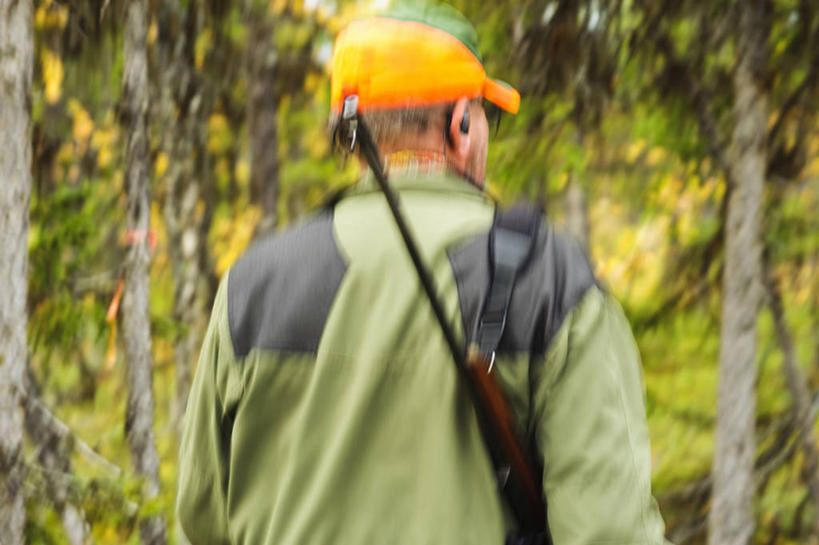 西方人,背,一个人,站,横图,室外,白天,竞争,树林,植物,帽子,欧洲,欧洲人,仅一个男性,仅一个人,仅一个中年男性,对抗,阴影,服装,朦胧,模糊,冲突,光线,枪支,影子,扭头,休闲装,破坏,运动帽,树,树木,背面,衣服,绿色,阳光,自然,背着,站着,转头,休闲,休闲服,武器,鸭舌帽,战争,服饰,手枪,生长,成长,损坏,攻击,威胁,对立,矛盾,兵器,防御,枪械,来福枪,来复枪,弹夹,敌对,挫败,斗争,抗拒,抗衡,杀伤,威慑,背负,子弹夹,危险,男人,男性,中年男性,白种人,站立,半身,彩图