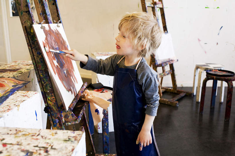 西方人,儿童,一个人,站,笑,微笑,横图,室内,白天,侧面,纯洁,椅子,欧洲,欧洲人,仅一个男性,仅一个人,握,笔,木椅,墙,办公用品,画板,拿,拿着,注视,墙壁,墙面,文具,小孩,画笔,学习用品,观察,看,站着,仅一个小孩,可爱,童年,童趣,握着,画室,观看,颜料,文具用品,察看,关注,童真,烂漫,无邪,天真,男孩,男人,男性,白种人,孩子,画画,站立,半身,彩图,男生